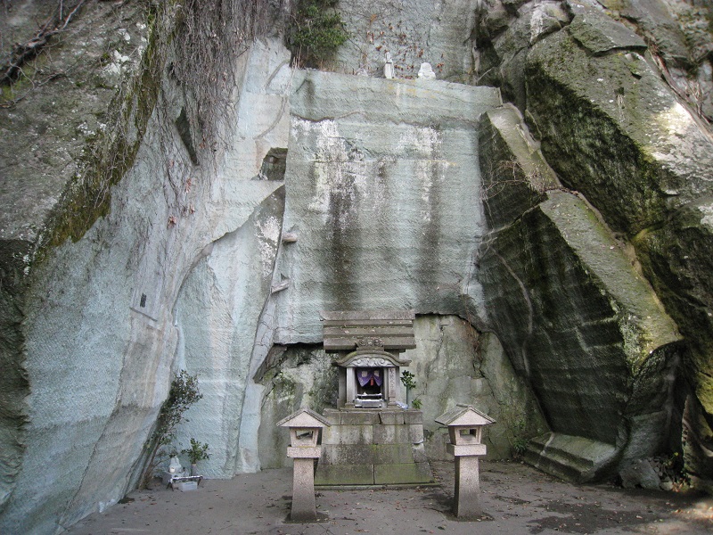 朝日山不動寺の露天掘り跡